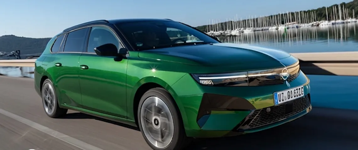 Opel Astra Sports Tourer w kolorze zielonym nad zatoką