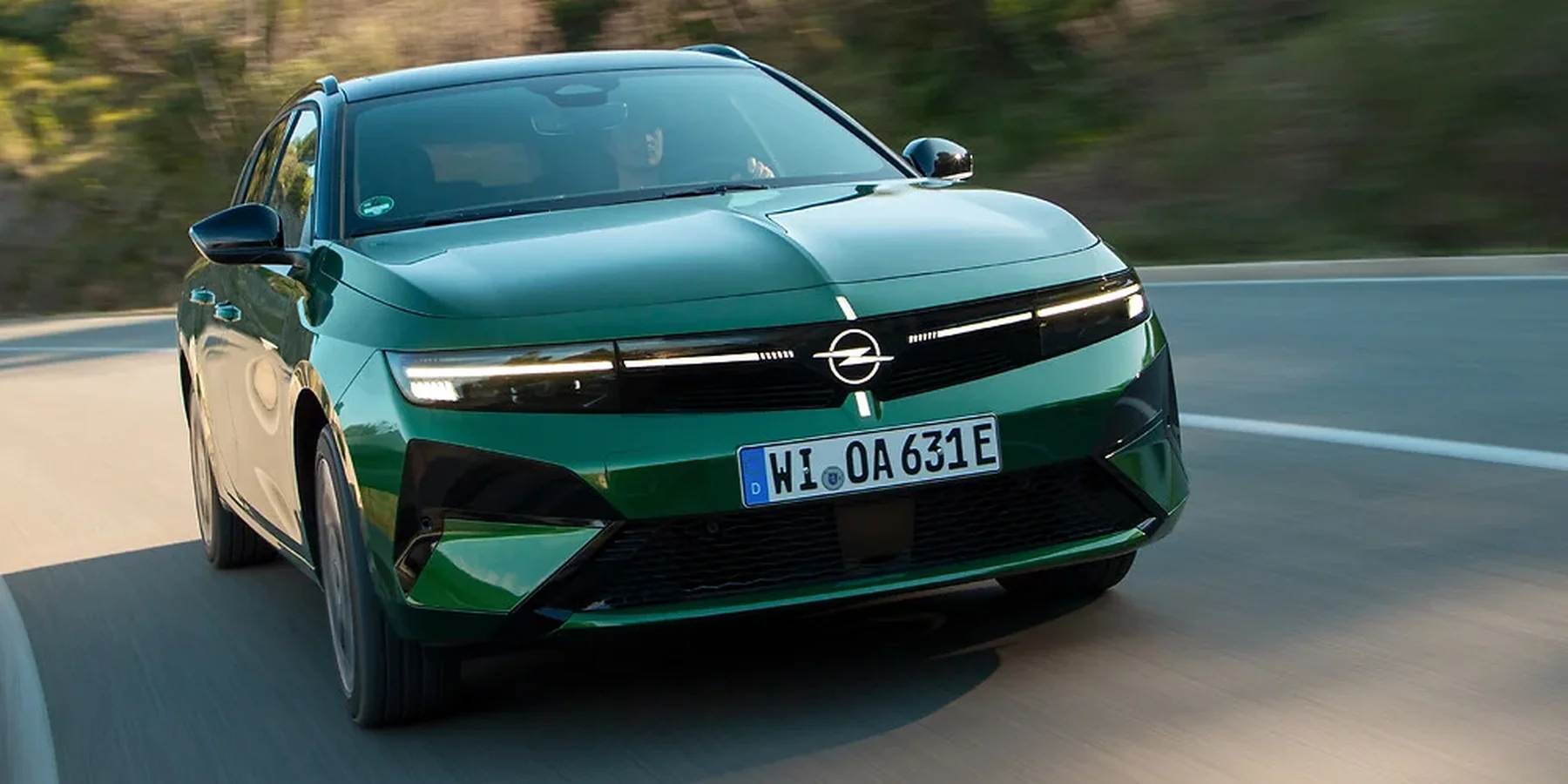 Opel Astra Sports Tourer w kolorze zielonym na górskiej drodze