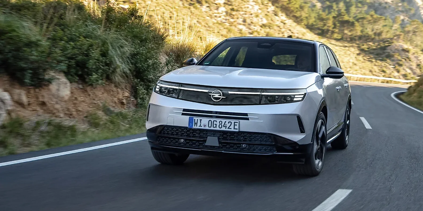 Opel Grandland w kolorze srebrnym na górskiej drodze