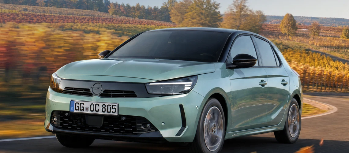 Opel Corsa w kolorze szałwiowym na jesiennej drodze