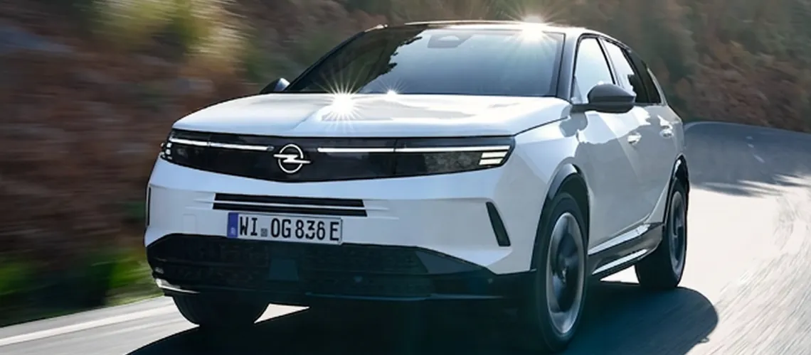 Opel Grandland w kolorze białym na górskiej drodze